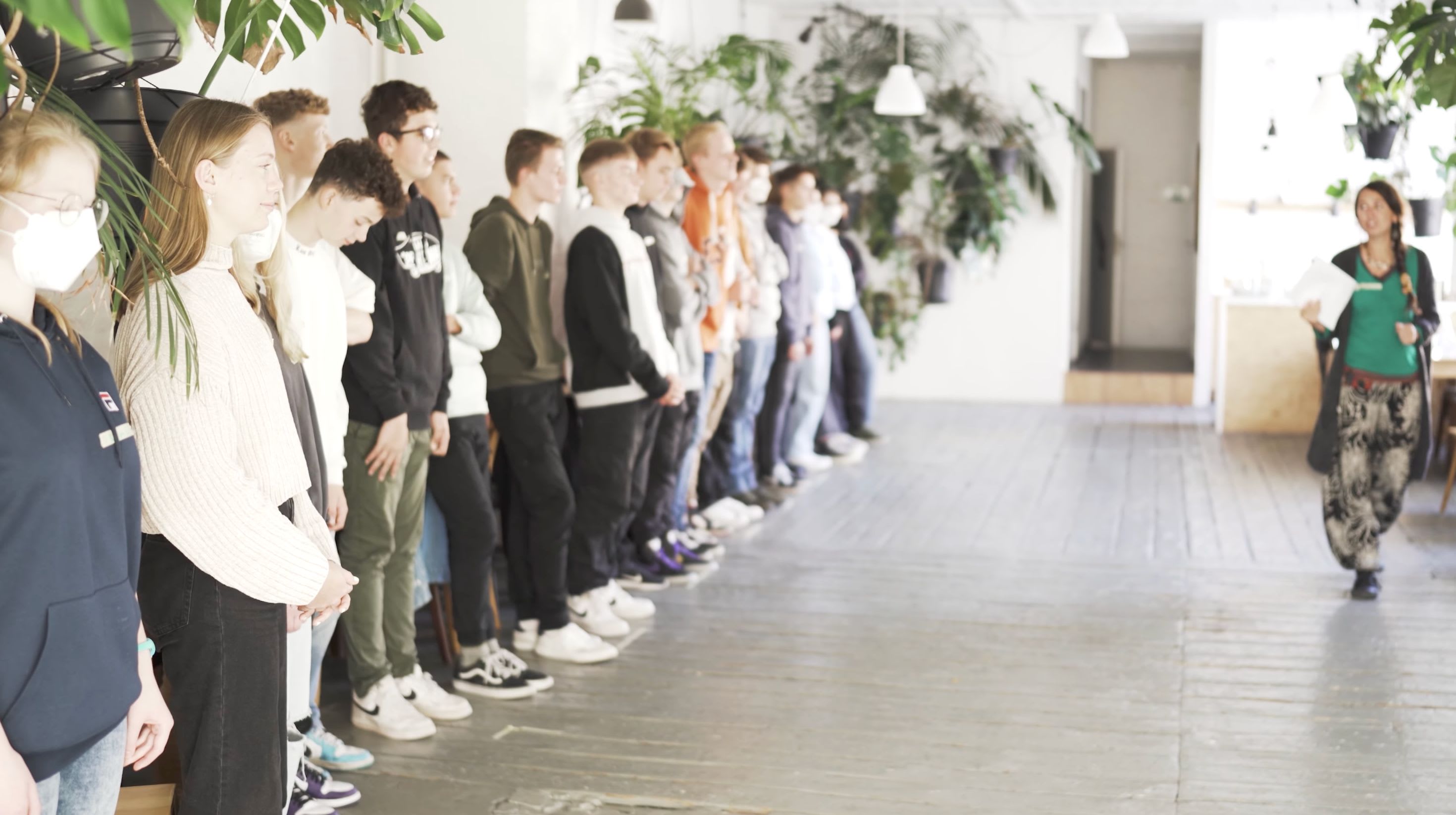Junge Menschen stehen in einer Reihe nebeneinander