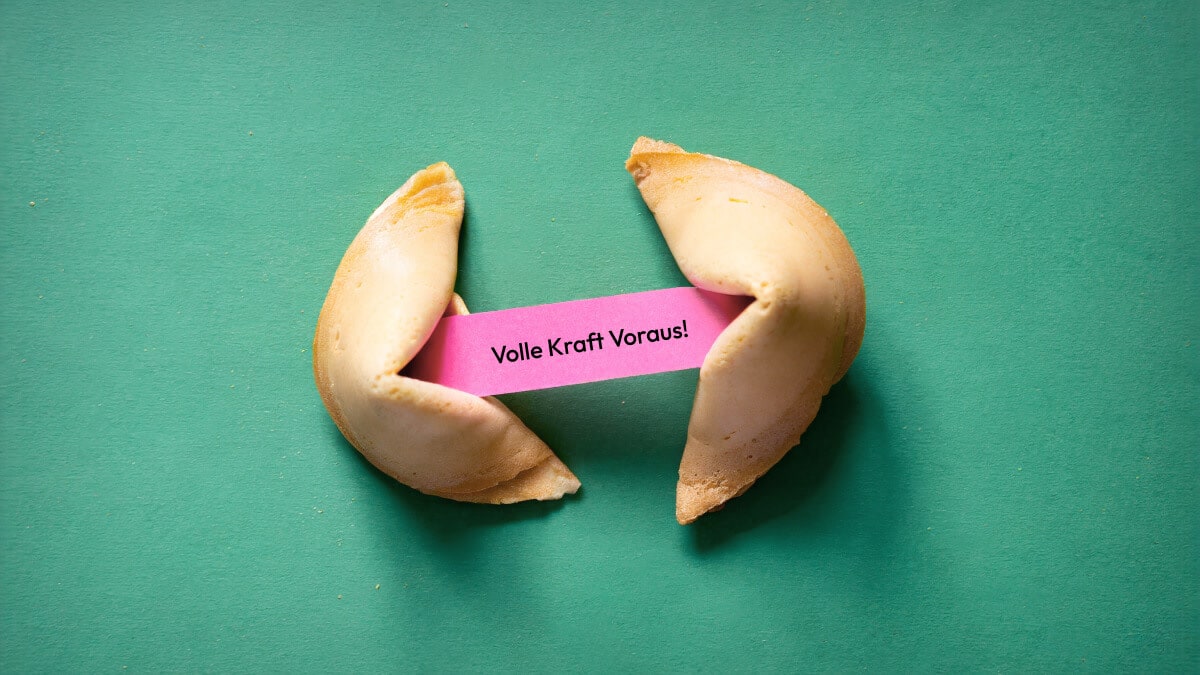 geöffneter Glückskeks mit Nachricht: Volle Kraft Voraus!