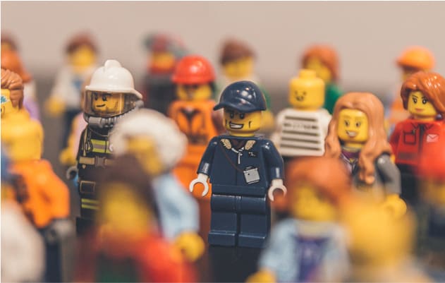 viele Legofiguren in verschiedenen Berufen gekleidet