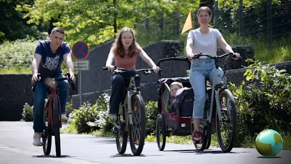 Familie auf Fahrrädern